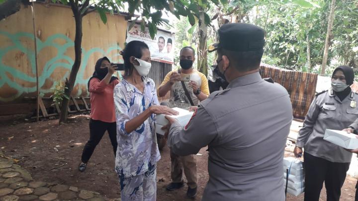 Ringankan Beban Warga Kala Pandemi, Polsek Teluk Betung Utara Gelar Bakti Sosial